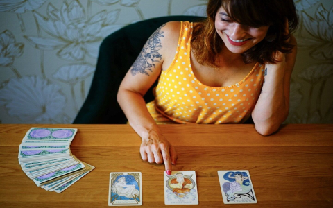 How to charge tarot cards properly？ Key points to remember