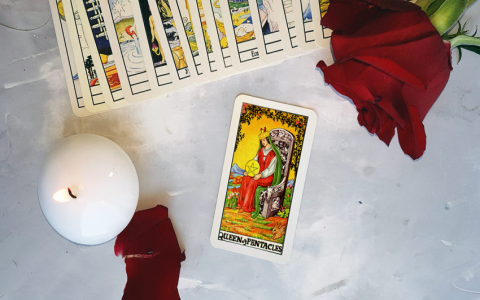 What does the queen.of.pentacles.in love reversed mean？ Avoid these common relationship pitfalls!