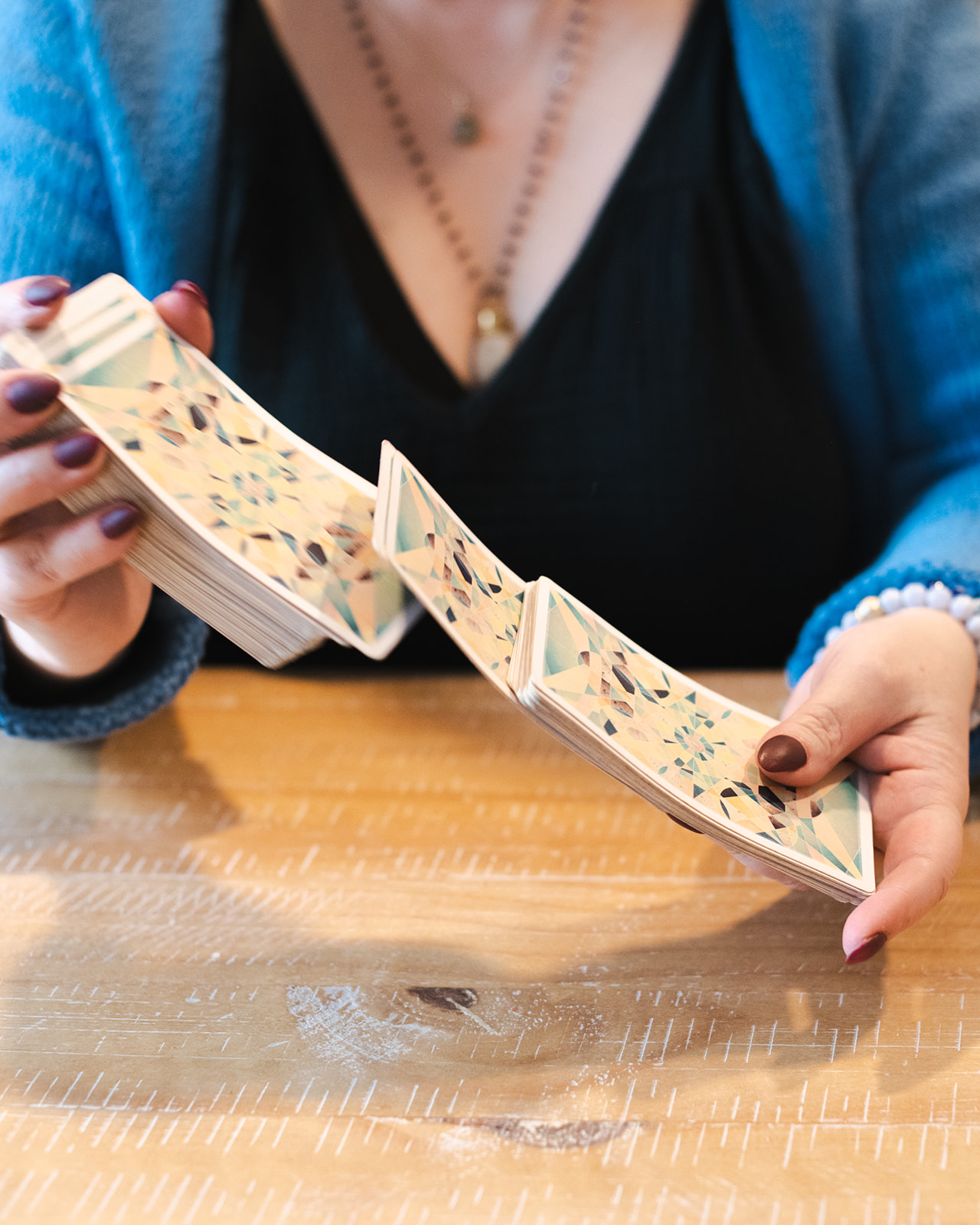 How to shuffle a tarot deck at home？ Simple methods you can try!