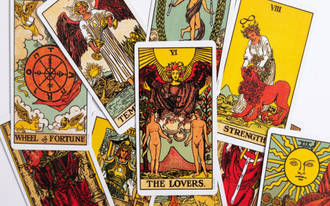 What factors affect the wheel of fortune tarot love outcome？
