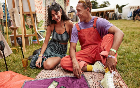 Two of Pentacles in love： Finding stability in romance.