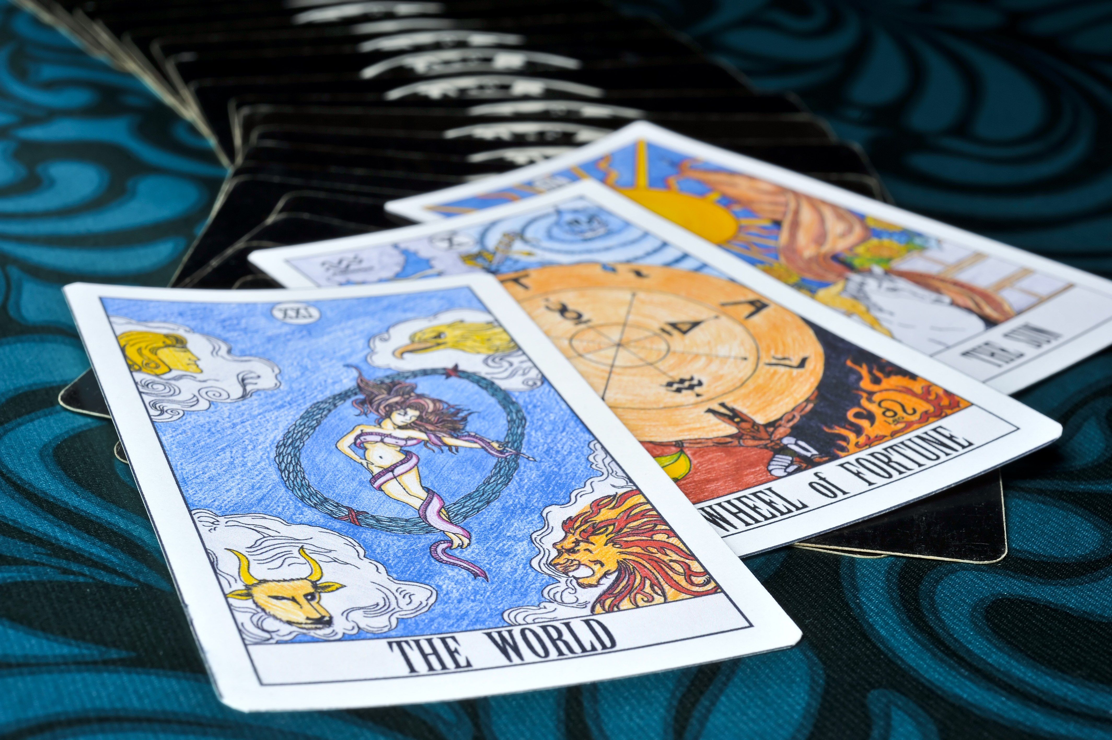How to read your Universe Tarot Card? (Master its cosmic power!)